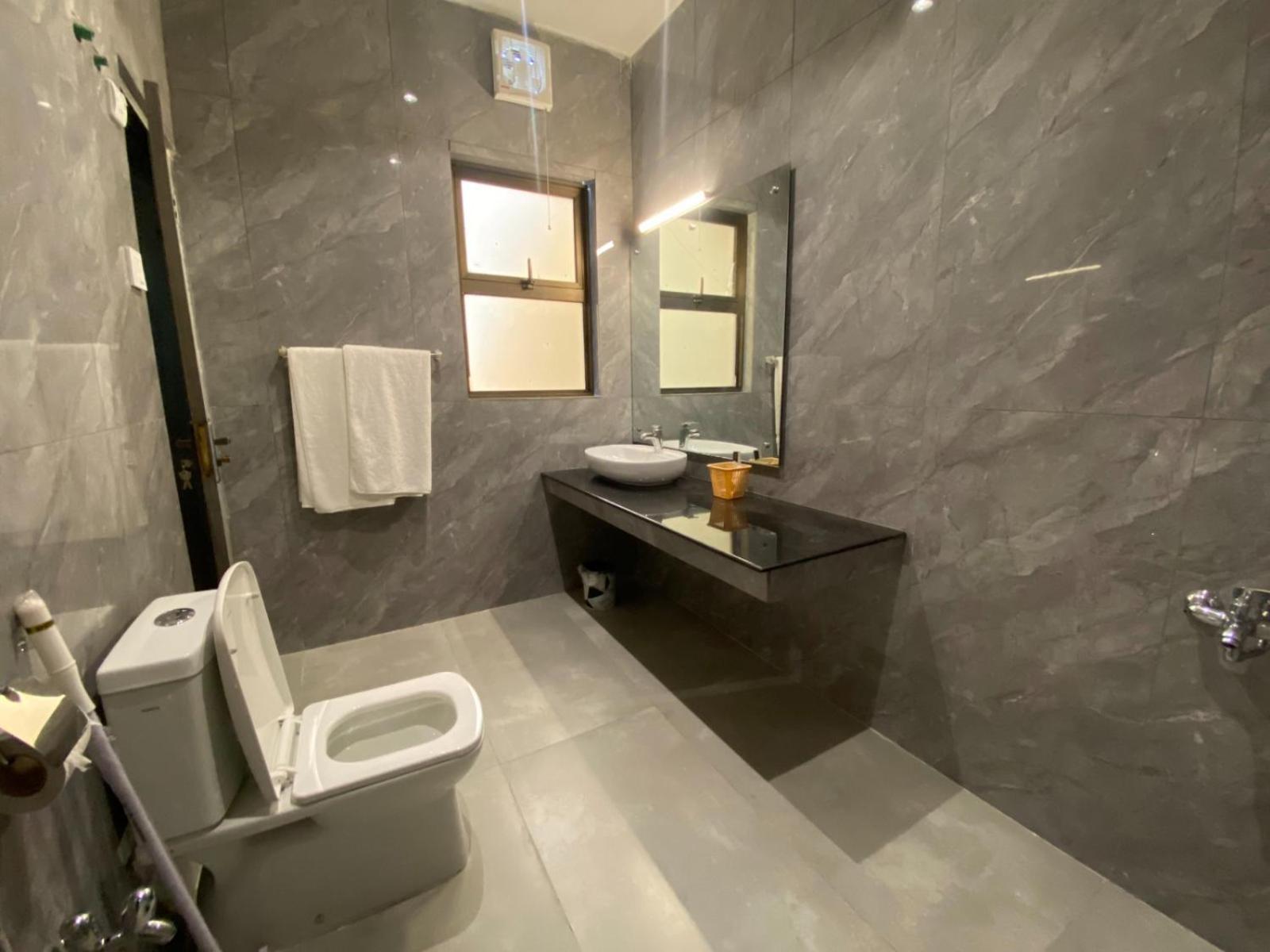 Vip Express Hotel เปชาวาร์ ภายนอก รูปภาพ